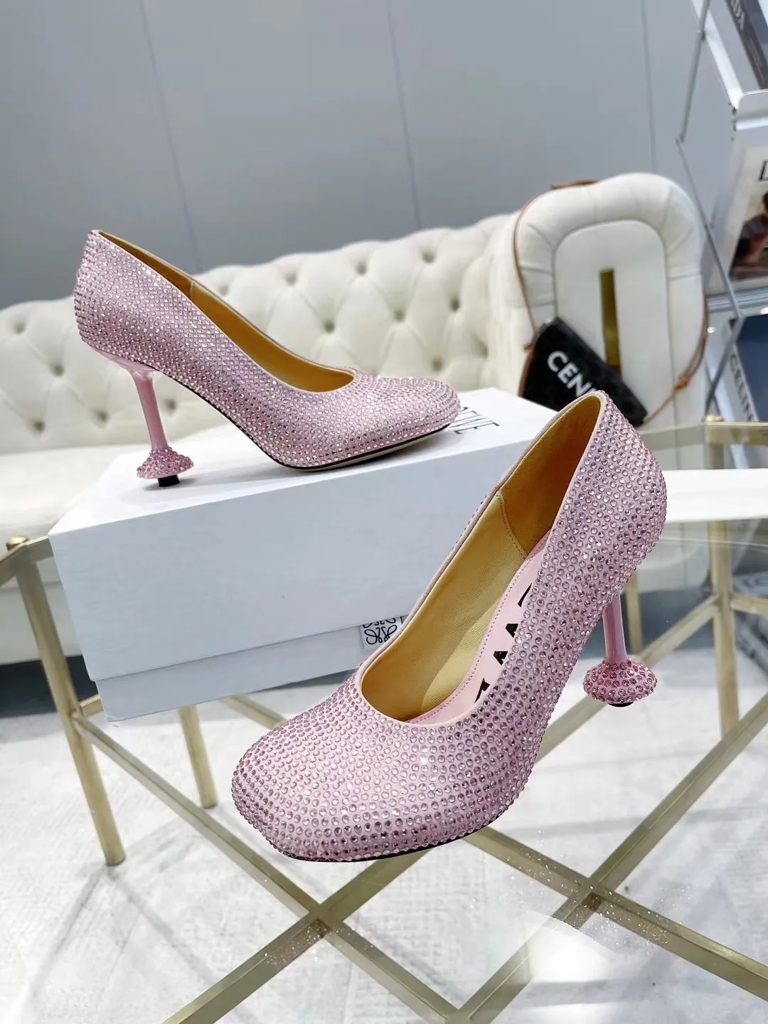 💕💕Factory direct selling price p660💕💕 LOEWE‼ ️ New arrival‼ ️Imported genuine leather sole Loewe 2024/aw early spring latest T stage colored diamond series catwalk style 😘😘😘 Upper: imported silk cloth lining: imported water-dyed sheepskin outsole: original molded injection molded leather outsole Heel: original molded 1:1 Heel height: 9.5cm Size: 35-39 (40/41/42/43 custom-made, non-refundable)